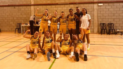 La joie des joueuses et du coach après la victoire ce dimanche. ©Castors Braine