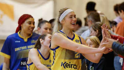 Les supporters des Castors apprécient le volume de jeu de Jessica Lindstrom. ©EDA
